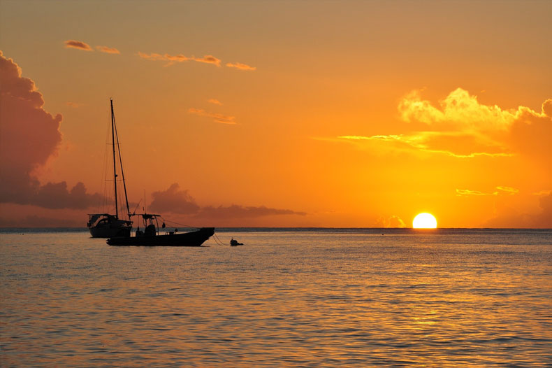 Coucher de soleil en Guadeloupe avec un voilier