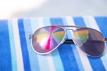 Lunettes de soleil et parasol pour se protéger du soleil en Guadeloupe