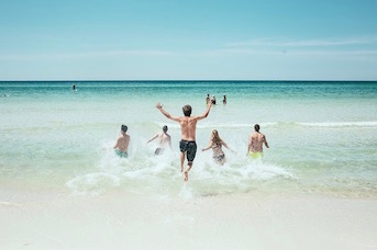 Famille en vacances sur la plage