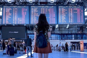 Femme dans un aéroport qui va prendre son vol à destination de la Guadeloupe