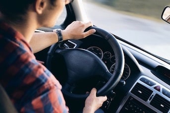 Conducteur d'une voiture de location en Guadeloupe