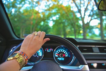 Femme à bord d'une voiture de location Guadeloupe