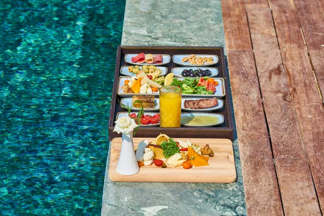 Plat au bord de la piscine