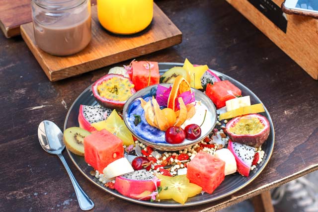 Assiette de fruits en dessert