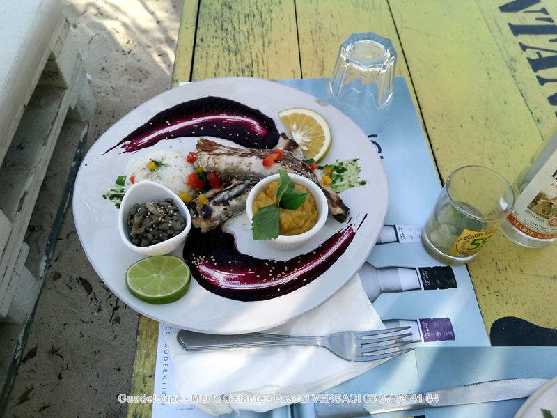 Poisson grillé sur une table à Marie Galante