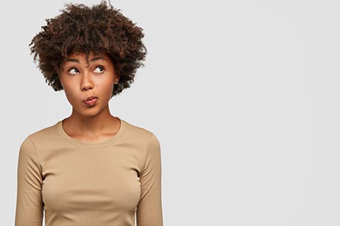 Femme à bord d'une voiture de location Guadeloupe